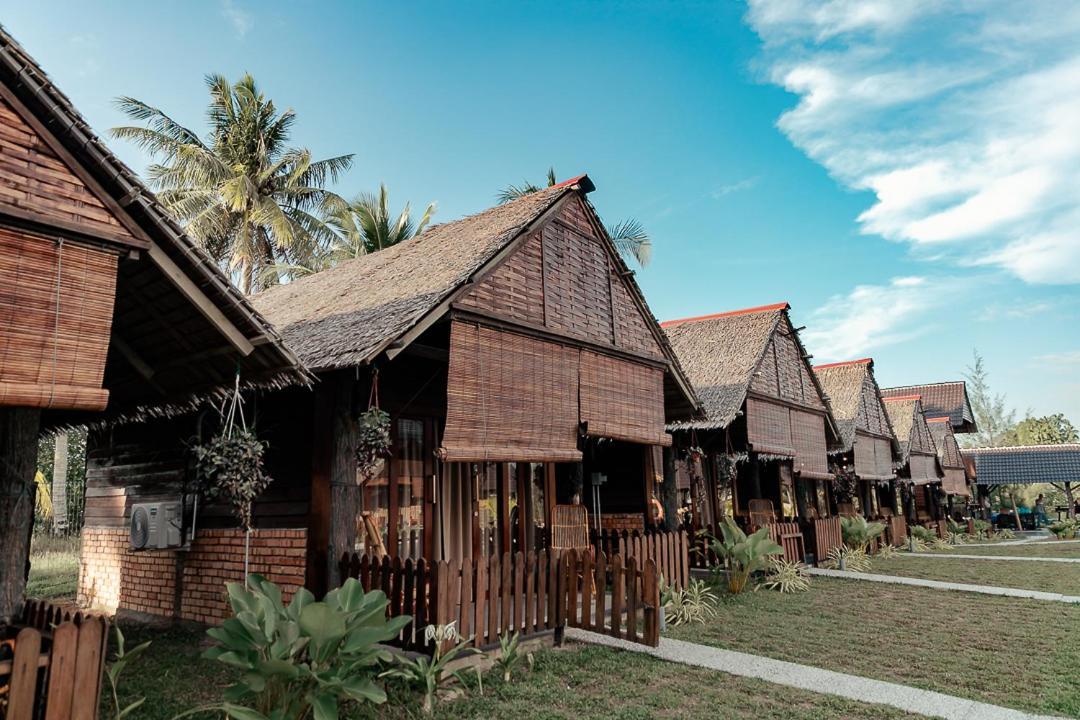 Nipoh Beach Cottage Kijal Extérieur photo
